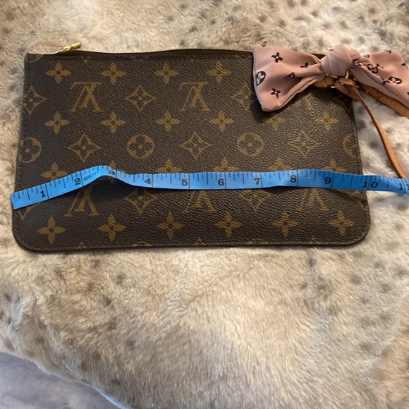 Louis Vuitton wristlet - Picture 7 of 8